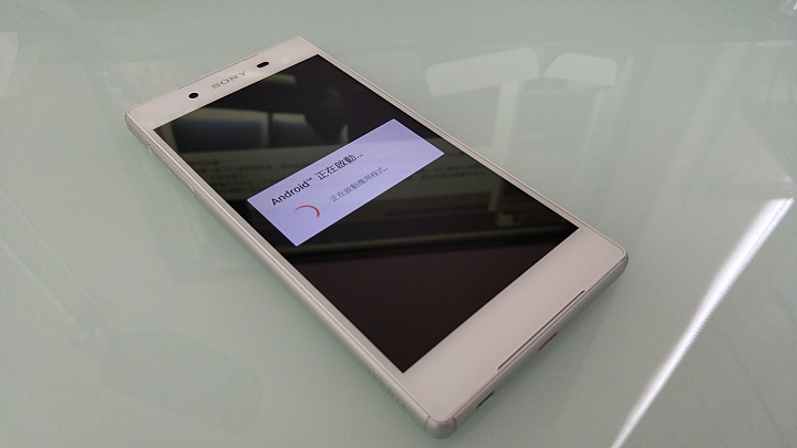 SONY Xperia Z5 （霜凍白）開箱～～～