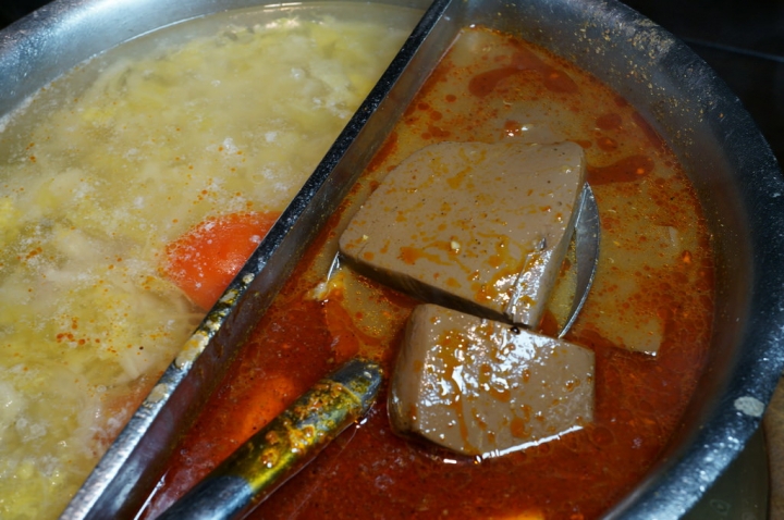 【台北美食】鼎王麻辣鍋-光復店 單點精緻麻辣鍋 酸菜白肉鍋 帝王蟹拼盤新登場