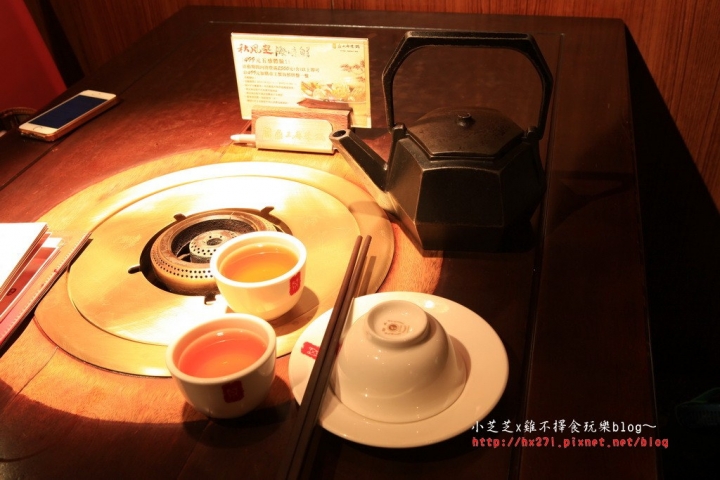 【台北美食】鼎王麻辣鍋-光復店 單點精緻麻辣鍋 酸菜白肉鍋 帝王蟹拼盤新登場