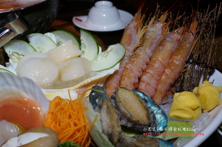 【台北美食】鼎王麻辣鍋-光復店 單點精緻麻辣鍋 酸菜白肉鍋 帝王蟹拼盤新登場