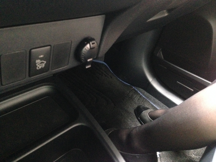 油電RAV4試駕心得(哇...又遇到一個迷人的女業務)(更新一些網友提問)