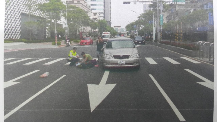 求104年11月18日星期三中午12:00-12:30左右發生於新北市板橋區縣民大道一段291號(新北市農會前)車禍相關行車記錄器影片和目擊者