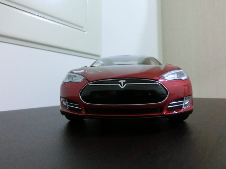 台灣第一台 1:18 的 Tesla 模型