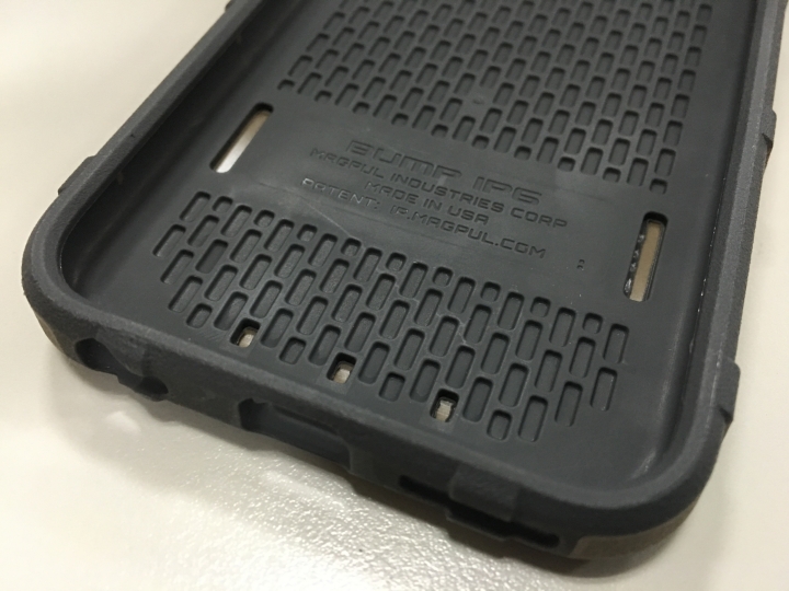 iPhone 6s Plus 要裝 MAGPUL 防摔殼結果同事買成 6s 殼><