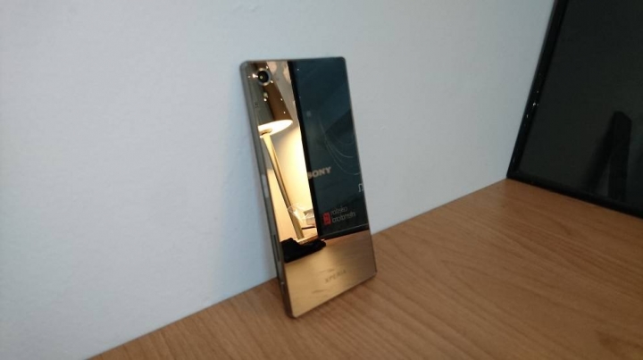 [魔鏡開箱] 我可以把家庭劇院一手掌握 Z5 Premium
