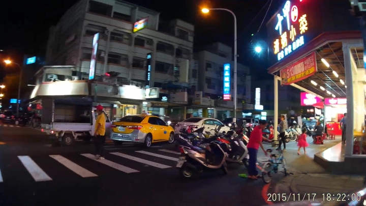 併排兩層不夠 你可以停三層阿！  No！四層才夠！