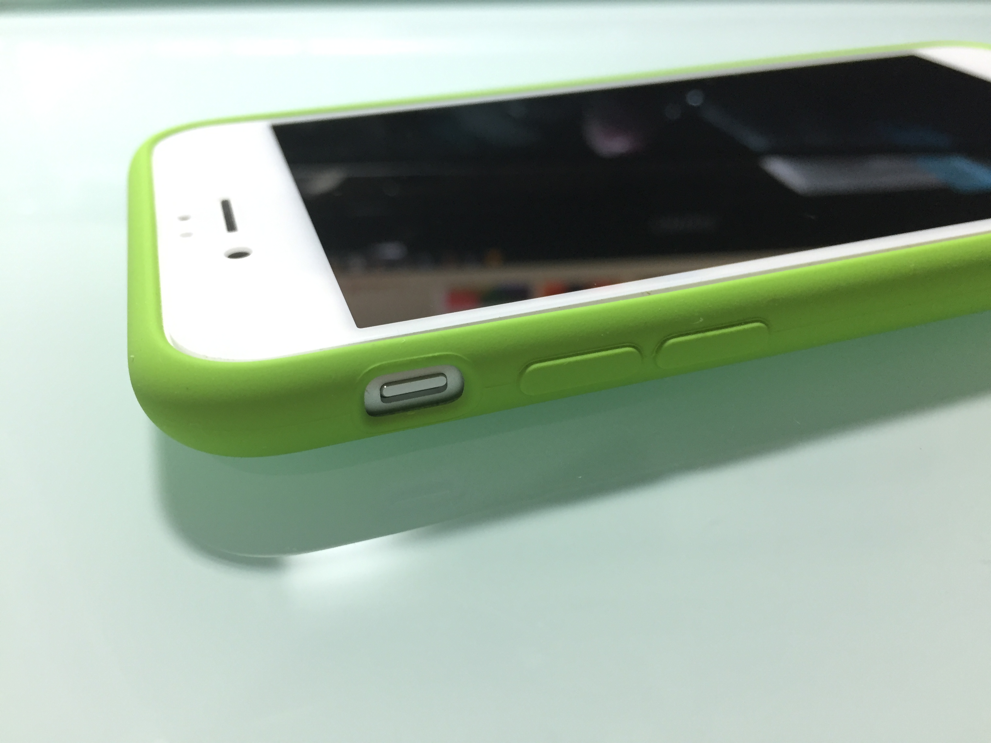 分享～IPHONE6S銀+HODA 2.5D滿版玻璃保貼+原廠矽膠套（綠）