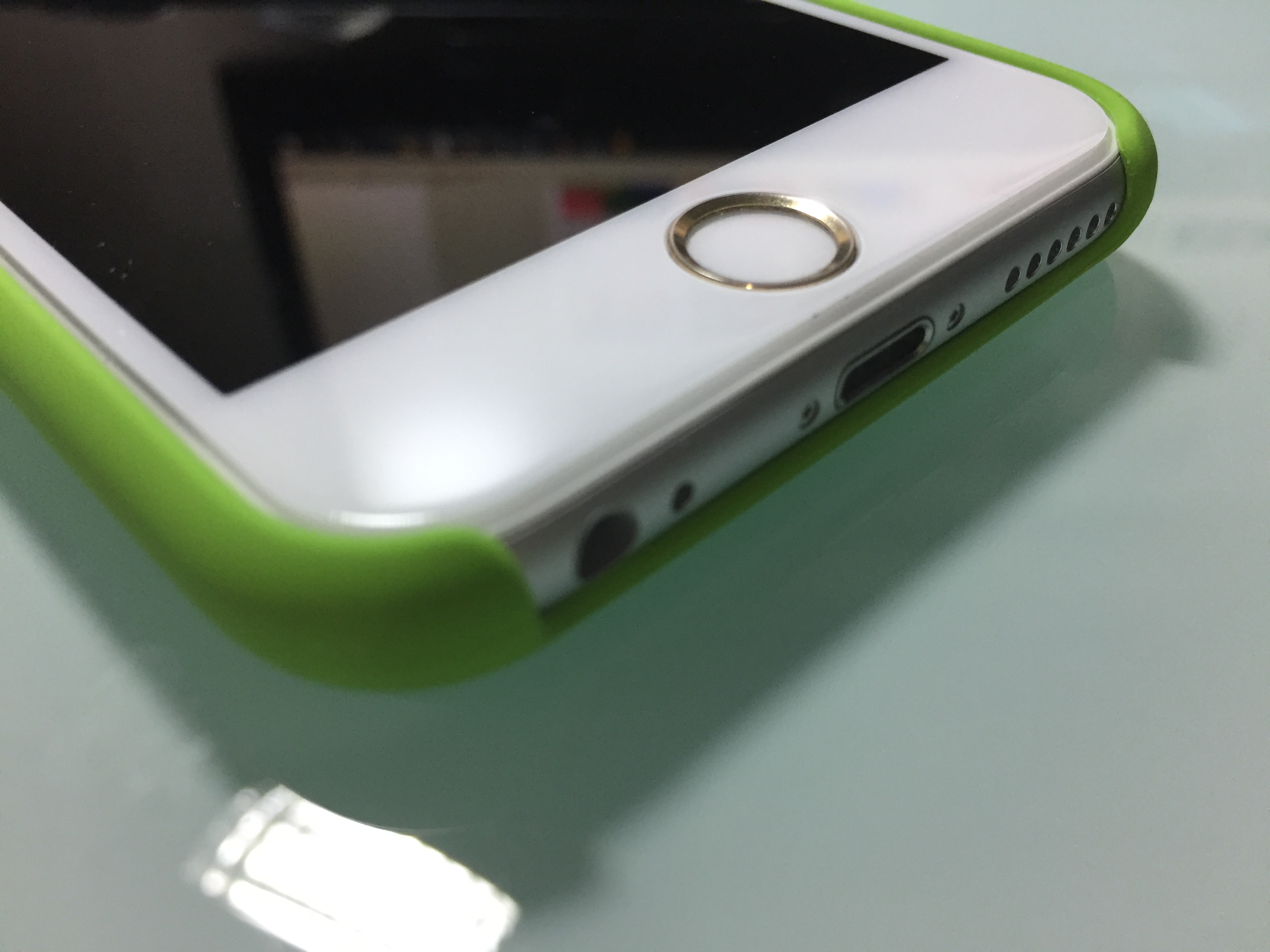 分享～IPHONE6S銀+HODA 2.5D滿版玻璃保貼+原廠矽膠套（綠）