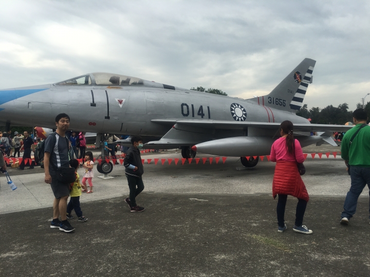 令敵人也聞之喪膽的壯盛軍容~十萬青年十萬軍 人山人海的新竹空軍基地