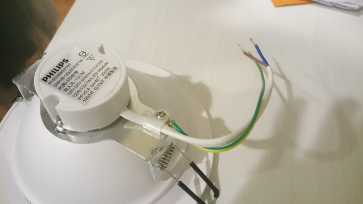 逞強自行更換崁燈遇障礙，有勞DIY達人協助解答……><