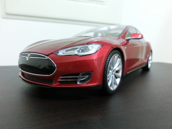 台灣第一台 1:18 的 Tesla 模型
