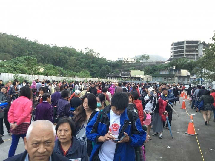 蘇花改觀音隧道北上貫通石發放，排隊等領石頭