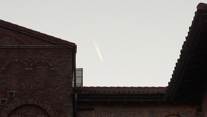 20151103東京拍到的這個火紅色往下掉會是彗星嗎？