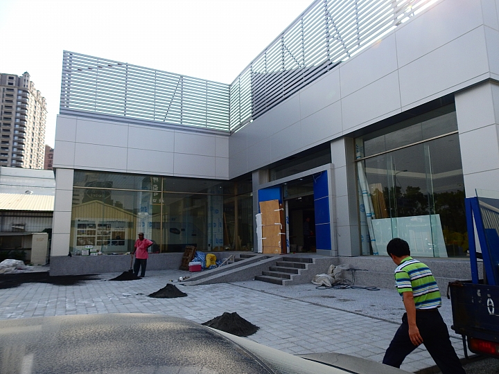搶先去看生活館新館，面積大上許多，希望高雄地區服務品質會更好。