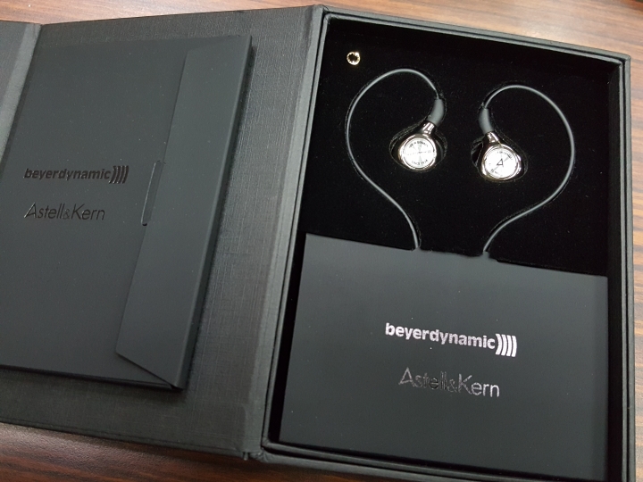 應該是01首開 Beyerdynamic x Astell&Kern 聯名款旗艦耳機T8iE開箱