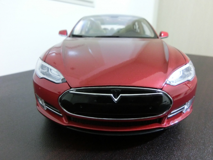 台灣第一台 1:18 的 Tesla 模型