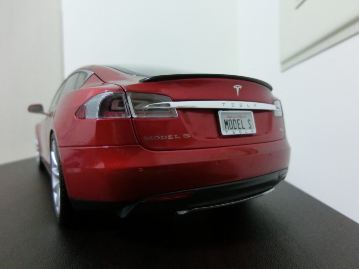 台灣第一台 1:18 的 Tesla 模型