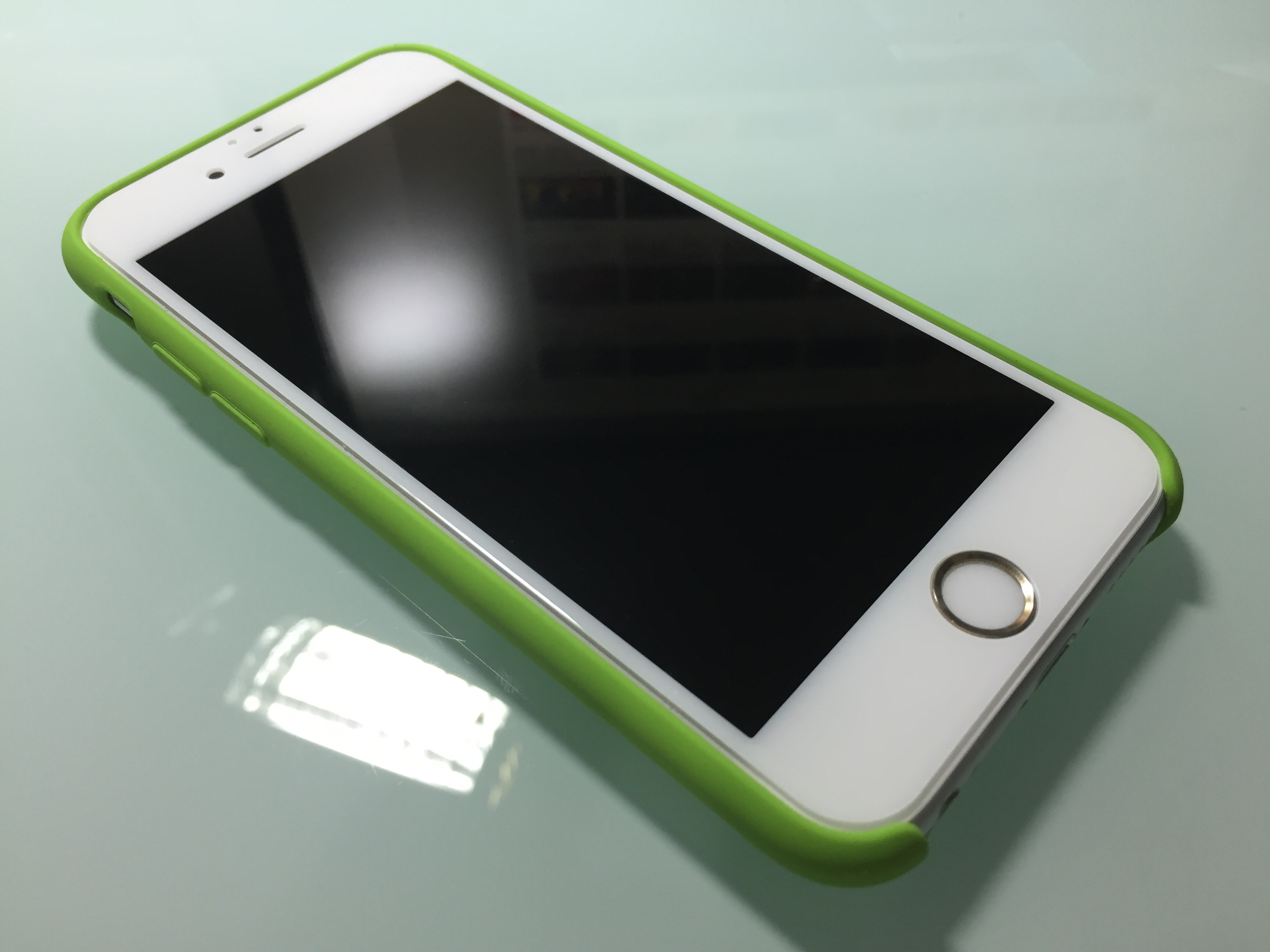 分享～IPHONE6S銀+HODA 2.5D滿版玻璃保貼+原廠矽膠套（綠）