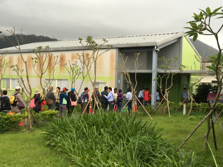蘇花改觀音隧道北上貫通石發放，排隊等領石頭