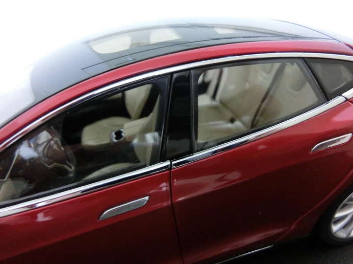 台灣第一台 1:18 的 Tesla 模型