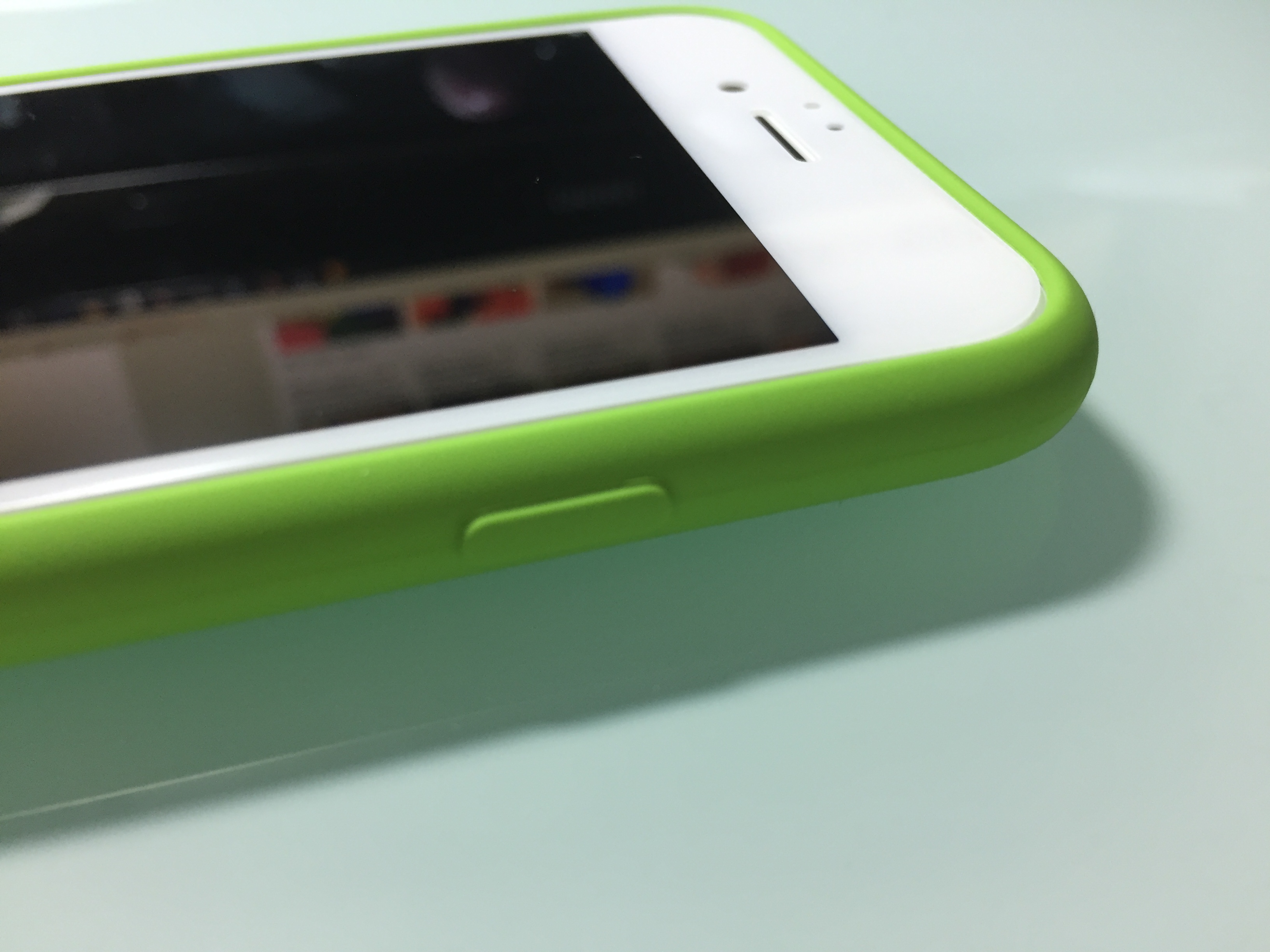 分享～IPHONE6S銀+HODA 2.5D滿版玻璃保貼+原廠矽膠套（綠）