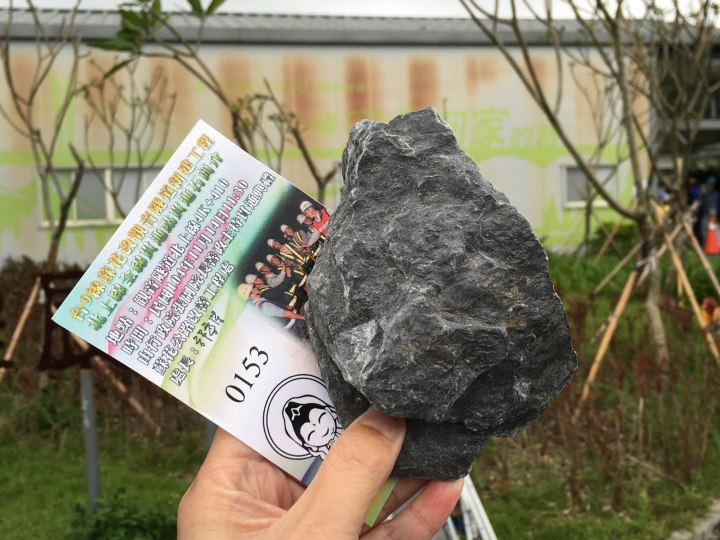 蘇花改觀音隧道北上貫通石發放，排隊等領石頭