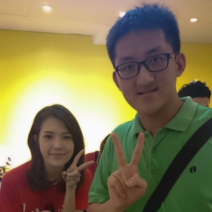 跪求PS神幫我把色彩差異的地方彌補上去(有點麻煩的工程)