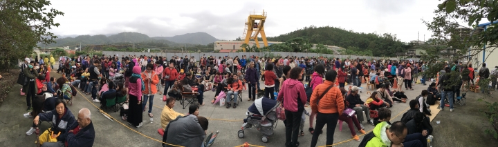 蘇花改觀音隧道北上貫通石發放，排隊等領石頭