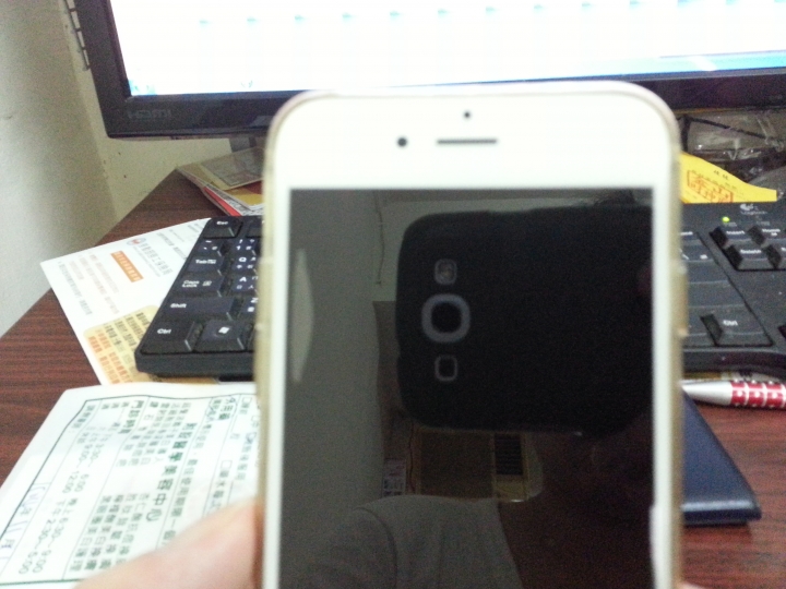 iphone 6S早上起來螢幕突然出現了.....