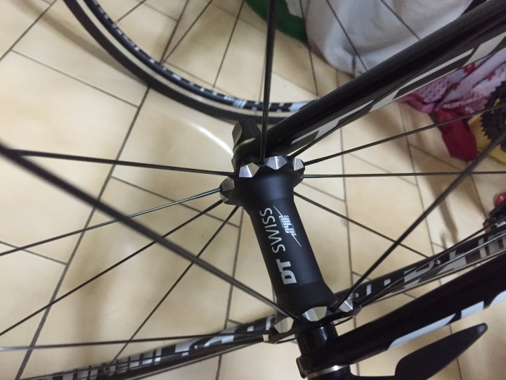 接觸公路車一年想換輪組，我想換爬坡輪老闆推薦這組2016 DT SWISS RR21 這輪組好用嗎？