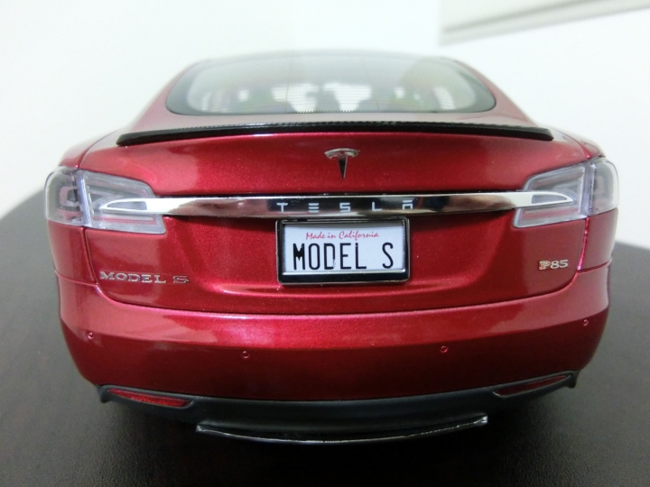 台灣第一台 1:18 的 Tesla 模型