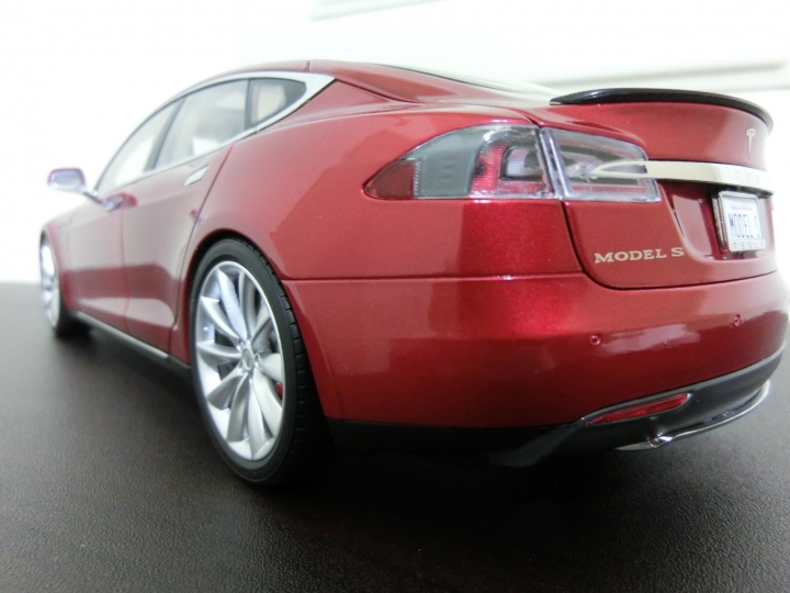 台灣第一台 1:18 的 Tesla 模型
