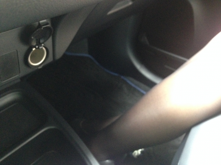 油電RAV4試駕心得(哇...又遇到一個迷人的女業務)(更新一些網友提問)