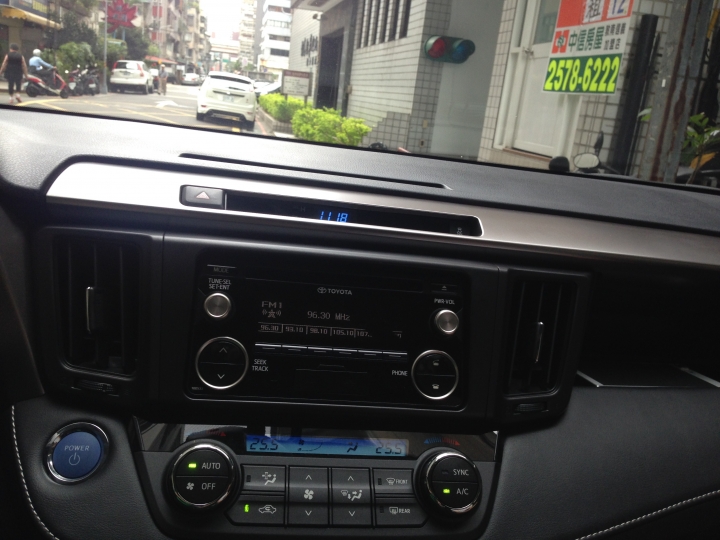 油電RAV4試駕心得(哇...又遇到一個迷人的女業務)(更新一些網友提問)