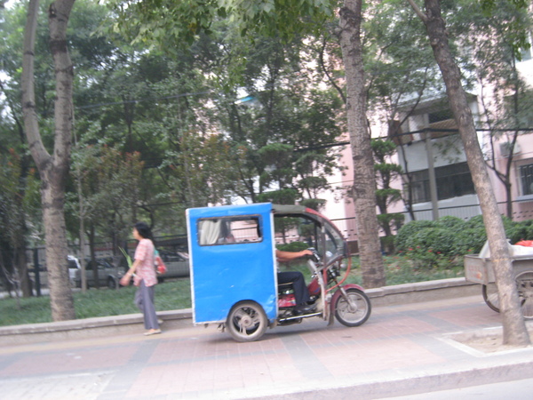 有類似REABO守護神機車防撞安全系統的車罩可買嗎？