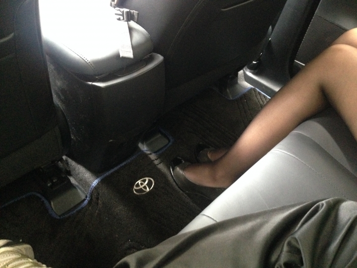 油電RAV4試駕心得(哇...又遇到一個迷人的女業務)(更新一些網友提問)