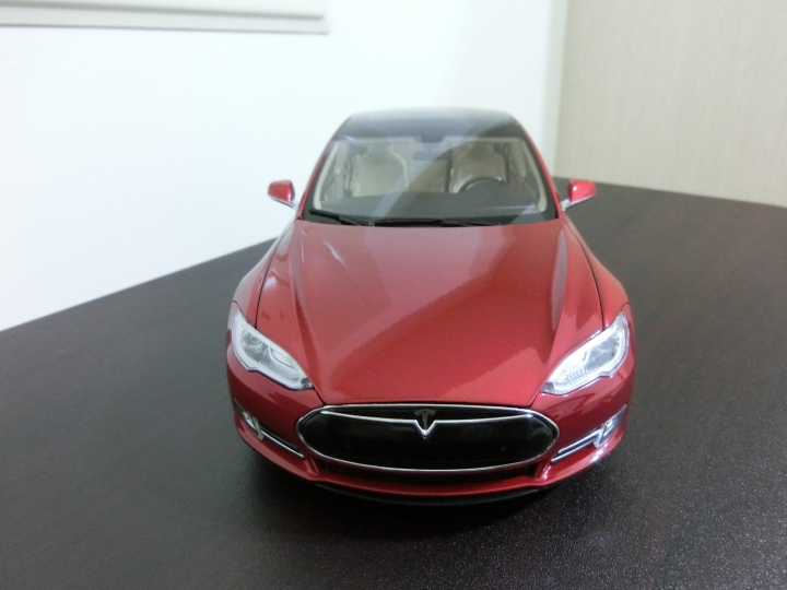 台灣第一台 1:18 的 Tesla 模型