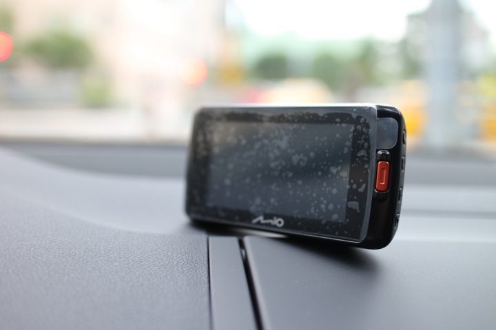 開箱分享: MIO 688D前後雙鏡頭SONY感光元件行車紀錄器