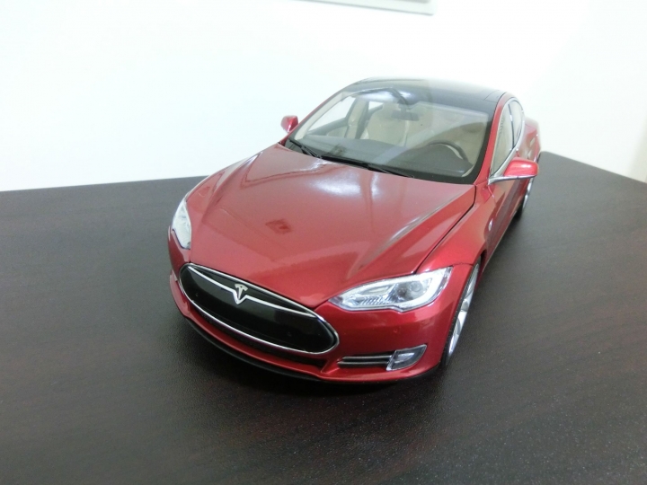 台灣第一台 1:18 的 Tesla 模型