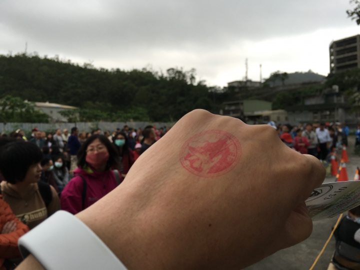 蘇花改觀音隧道北上貫通石發放，排隊等領石頭
