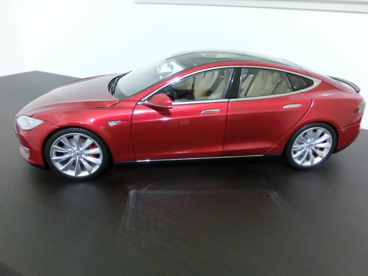 台灣第一台 1:18 的 Tesla 模型