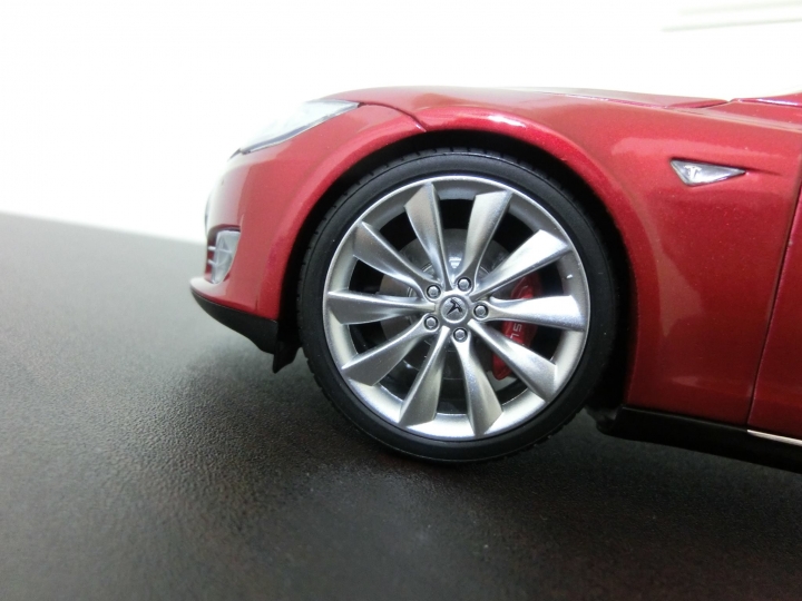 台灣第一台 1:18 的 Tesla 模型