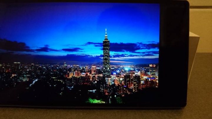[魔鏡開箱] 我可以把家庭劇院一手掌握 Z5 Premium