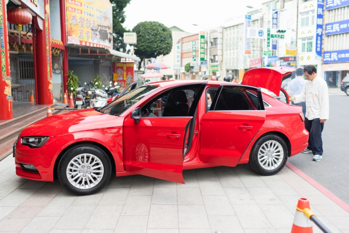 小車就是要火、業務就是要紅~  火紅小小業務車 A3
