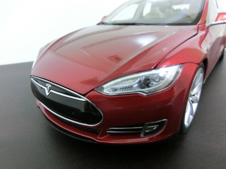 台灣第一台 1:18 的 Tesla 模型