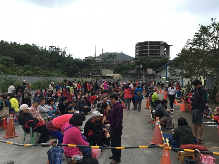 蘇花改觀音隧道北上貫通石發放，排隊等領石頭