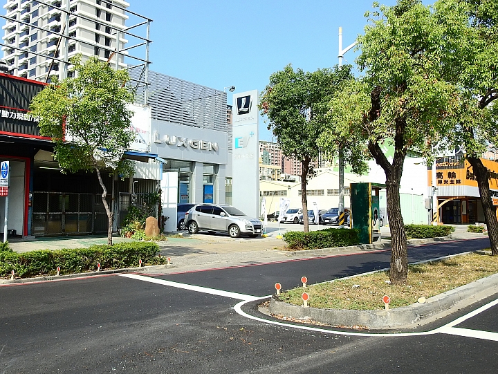 愛河美景在旁邊，保養車子逛愛河。