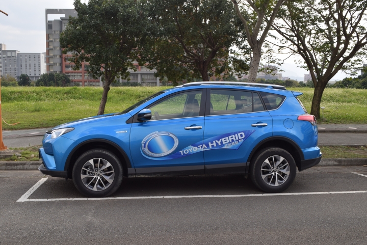 百萬suv新時代， 2016 RAV4 雙等級開箱，10吋大螢幕影音改裝分享
