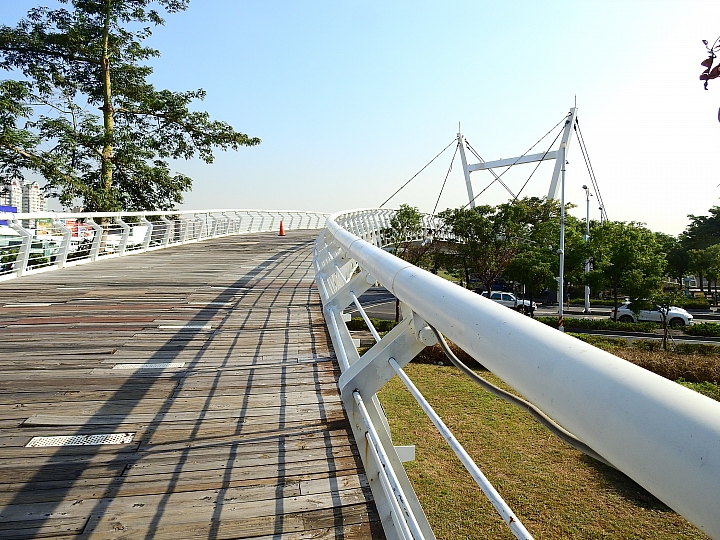 愛河美景在旁邊，保養車子逛愛河。