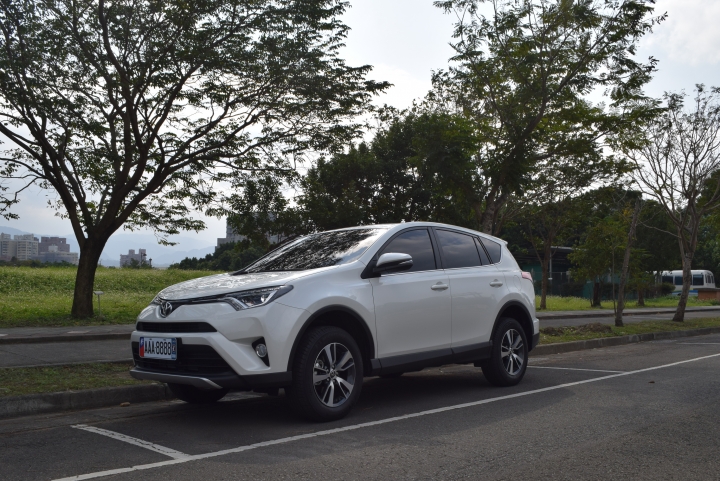 百萬suv新時代， 2016 RAV4 雙等級開箱，10吋大螢幕影音改裝分享